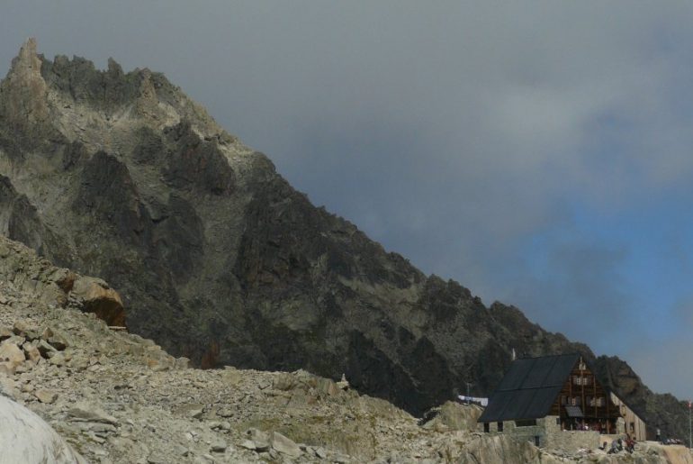 BEI SOMMERLICHEN TEMPERATUREN ZUM ABKÜHLEN AN DEN GLACIER D’ORNY Pont d' Orny