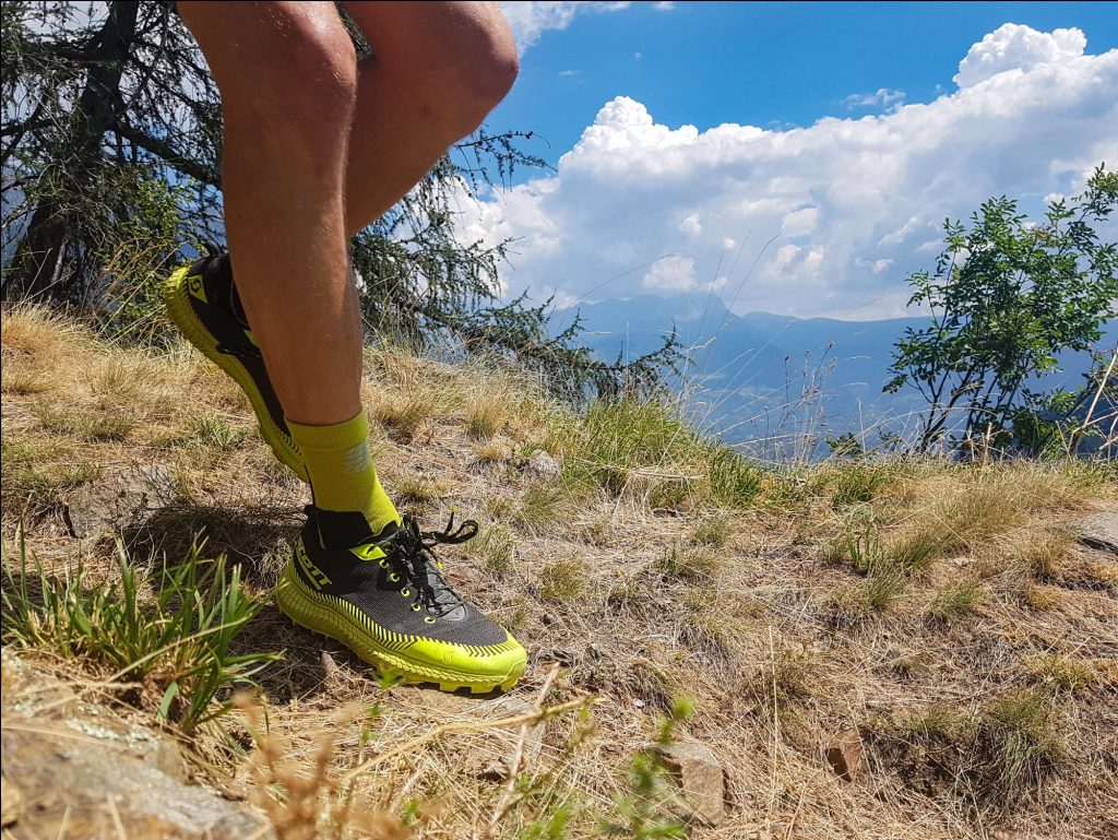 Ein Trailrunningschuh mit Griß wie ein Mountainbike.