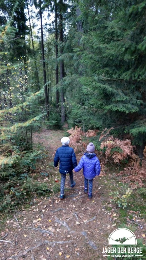LOWA Kinderschuhe unterwegs im Wald
