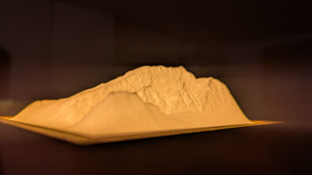 Berglampe mit eingeschaltetem Licht