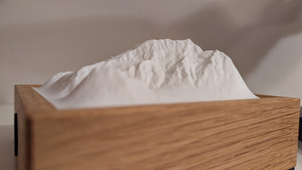 Lampe in Form eines Berges mit schönem Holzsockel.