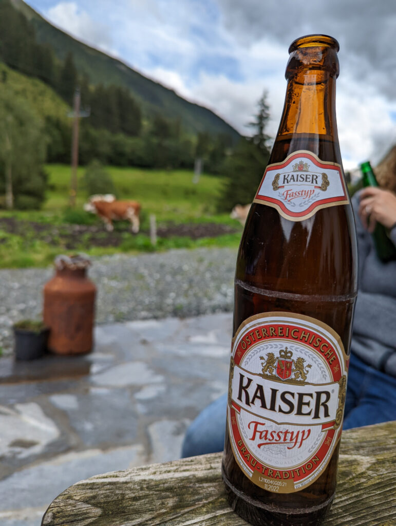 Erfrischende Pause auf der Wageralm im Familienurlaub im Nationalpark Hohe Tauern.