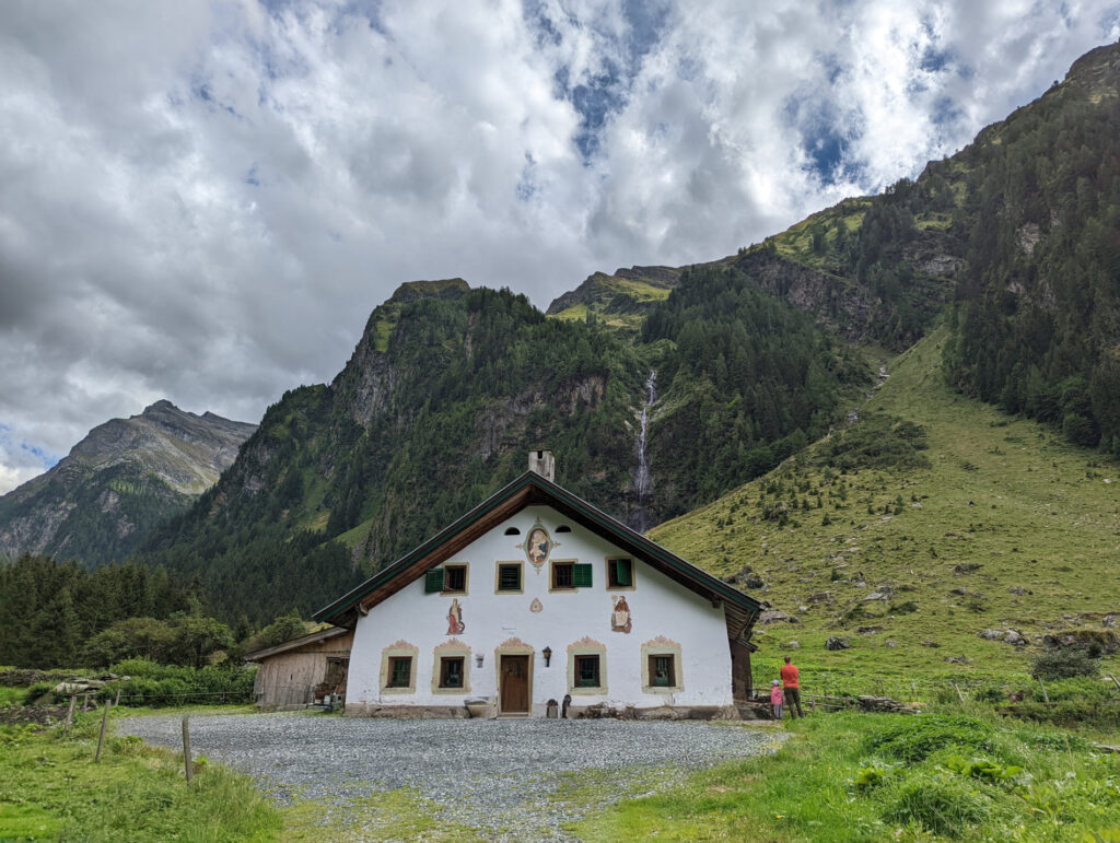 Malerische Wageralm im Felbertal, eine perfekte Kulisse für den Familienurlaub im Nationalpark Hohe Tauern.