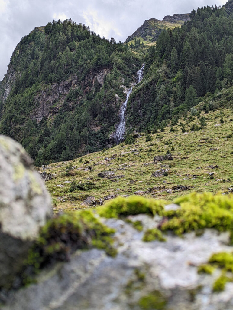 Tosender Wasserfall an der Wageralm, ein Naturspektakel im Familienurlaub.