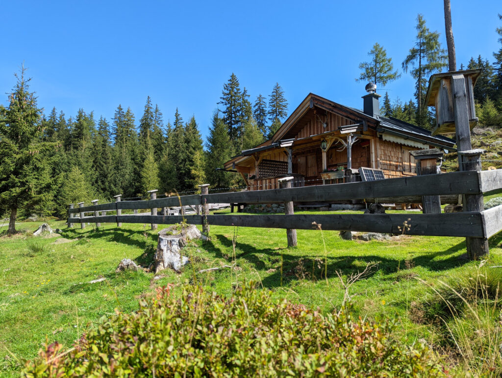 Jagdthütte im Wald auf dem Weg zum Zwölferkogel.