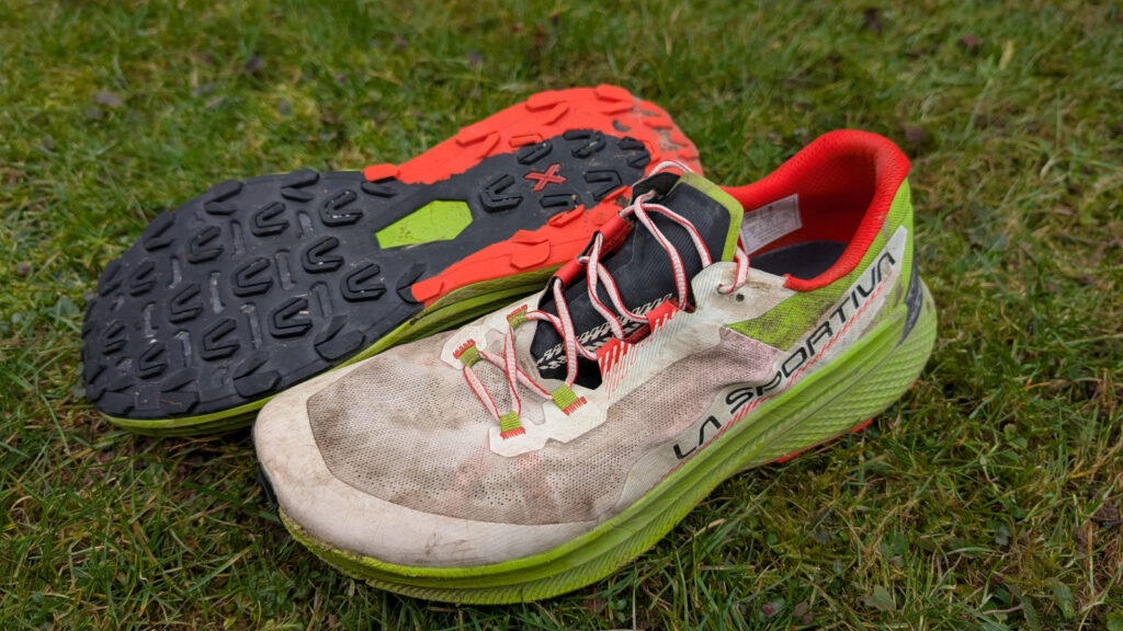 La Sportiva Prodigio Trailrunningschuh – im Test Kombinierte Ansicht der Sohlenstruktur und der Außenseite des La Sportiva Prodigio Laufschuhs.