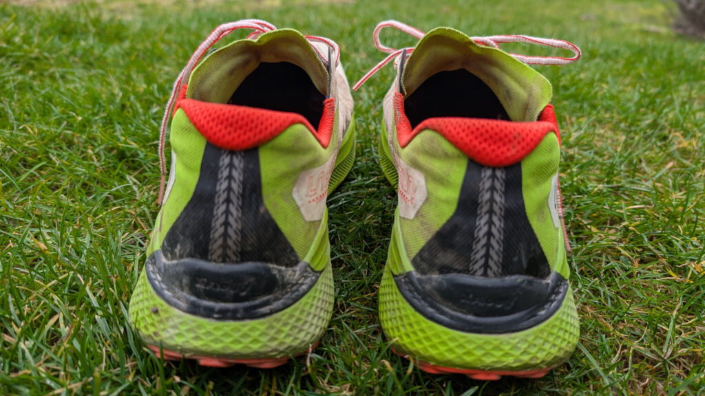 Rückansicht der Fersenpartie des La Sportiva Prodigio mit Fokus auf die schwarze Fersenkappe und die grüne Zwischensohle.