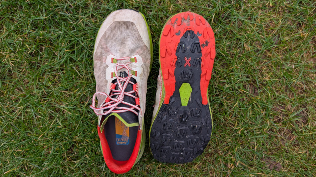 Draufsicht auf einen Schuh und die Sohle des anderen Schuhs nebeneinander im Vergleich.