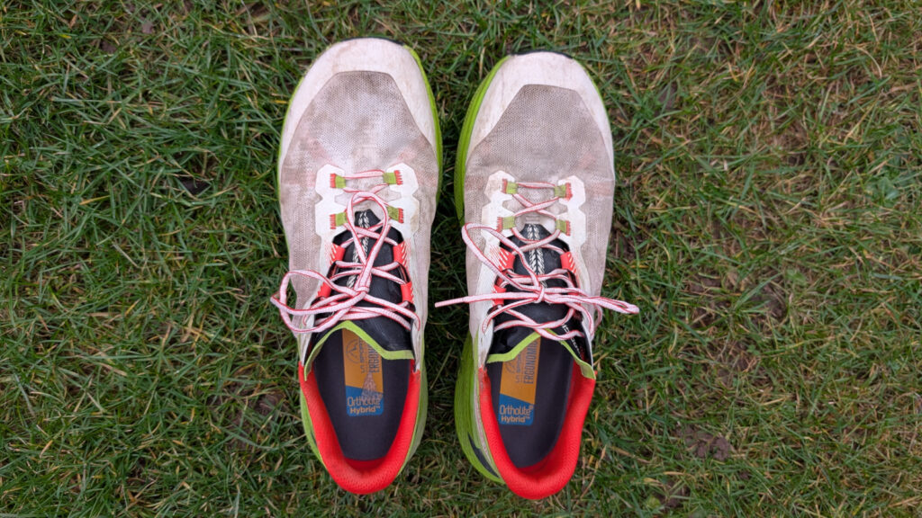 Senkrechte Ansicht beider La Sportiva Prodigio Schuhe von oben zur Darstellung der Passform und Schnürung.