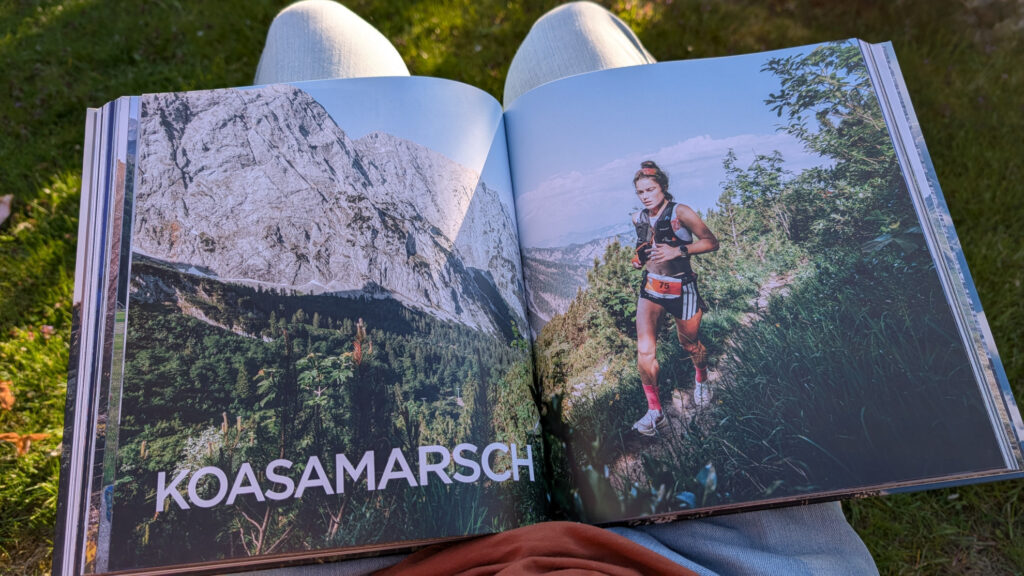 Doppelseite aus dem Bildband 'OFF TRACK' über den Koasamarsch mit dem Foto einer fokussierten Läuferin auf einem schmalen Trail.